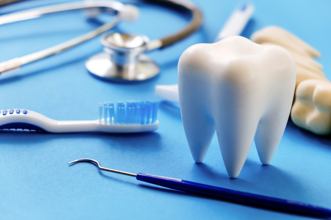 The image shows a tooth model and dental equipment over a blue background. The idea is to represent the recovery process for the root canal procedure.